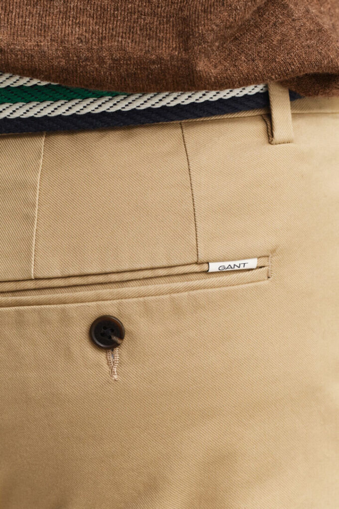Calças chino elegantes de corte justo