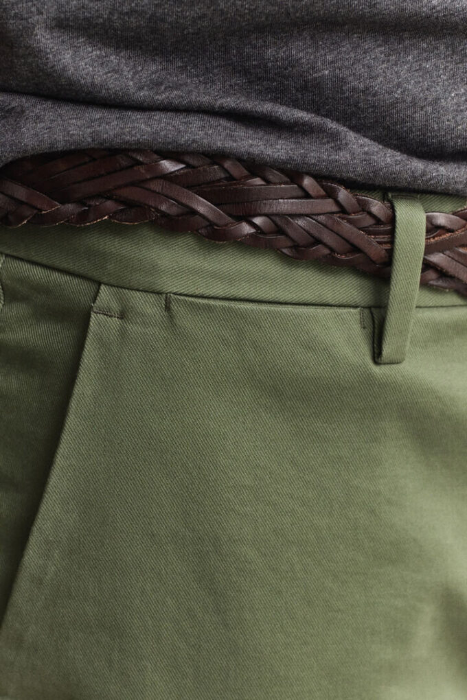 Calças chino elegantes de corte justo