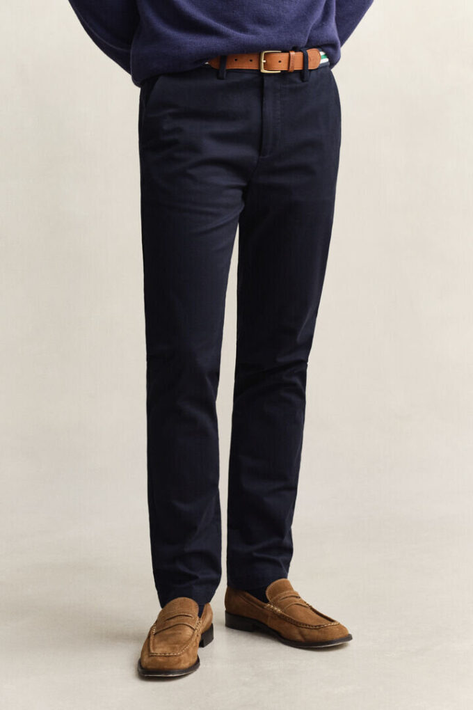 Calças chino elegantes de corte justo