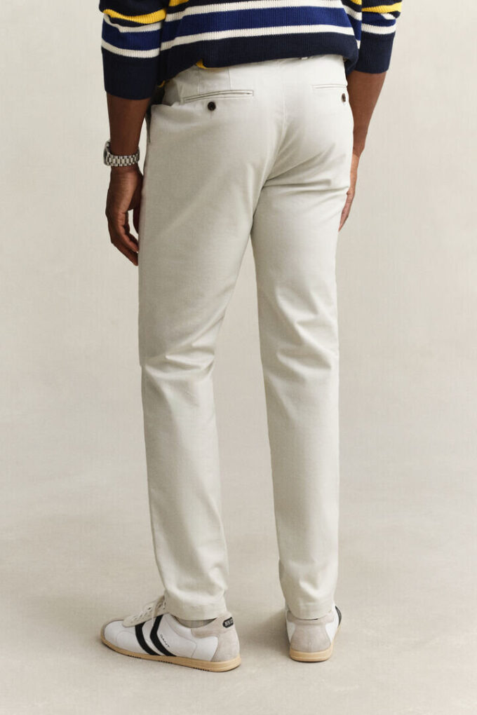Calças chino elegantes de corte justo