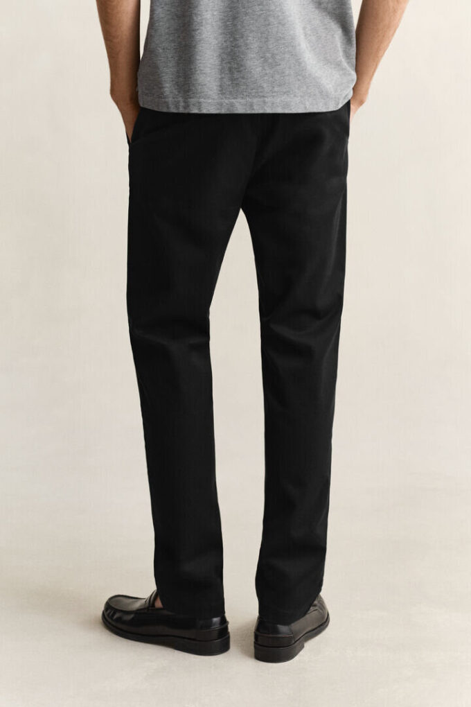 Calças chino elegantes de corte justo