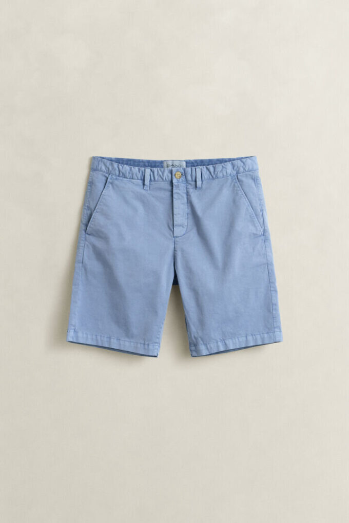 Calções chino desbotados pelo sol