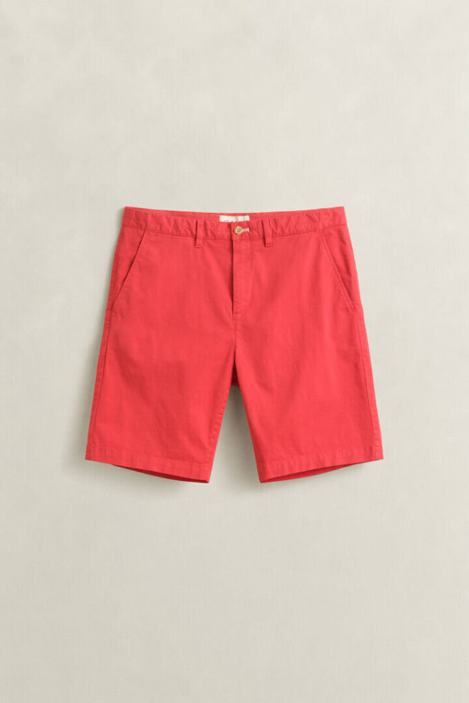 Calções chino desbotados pelo sol