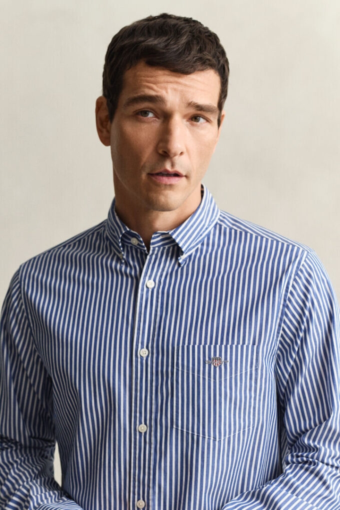 Camisa clássica de popelina às riscas
