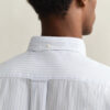 Camisa clássica de popelina às riscas