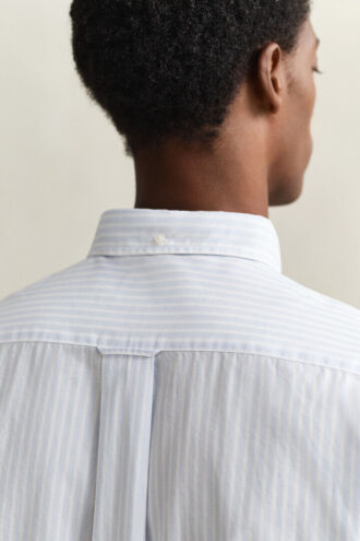 Camisa clássica de popelina às riscas