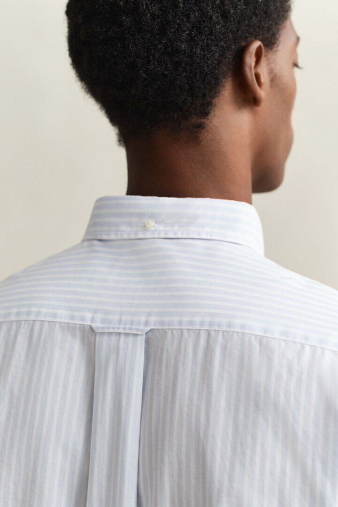 Camisa clássica de popelina às riscas