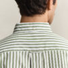Camisa clássica de popelina às riscas