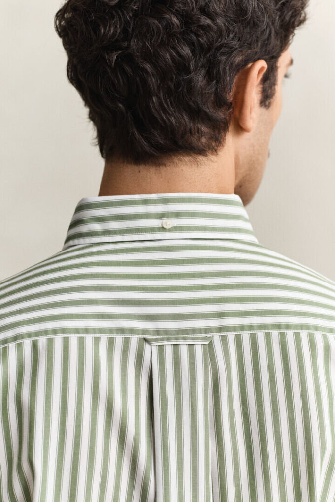 Camisa clássica de popelina às riscas