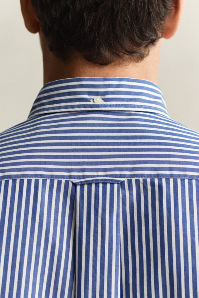 Camisa clássica de popelina às riscas