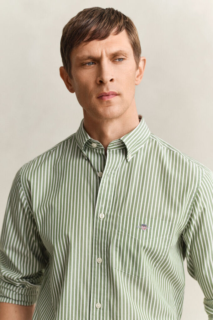 Camisa clássica de popelina às riscas