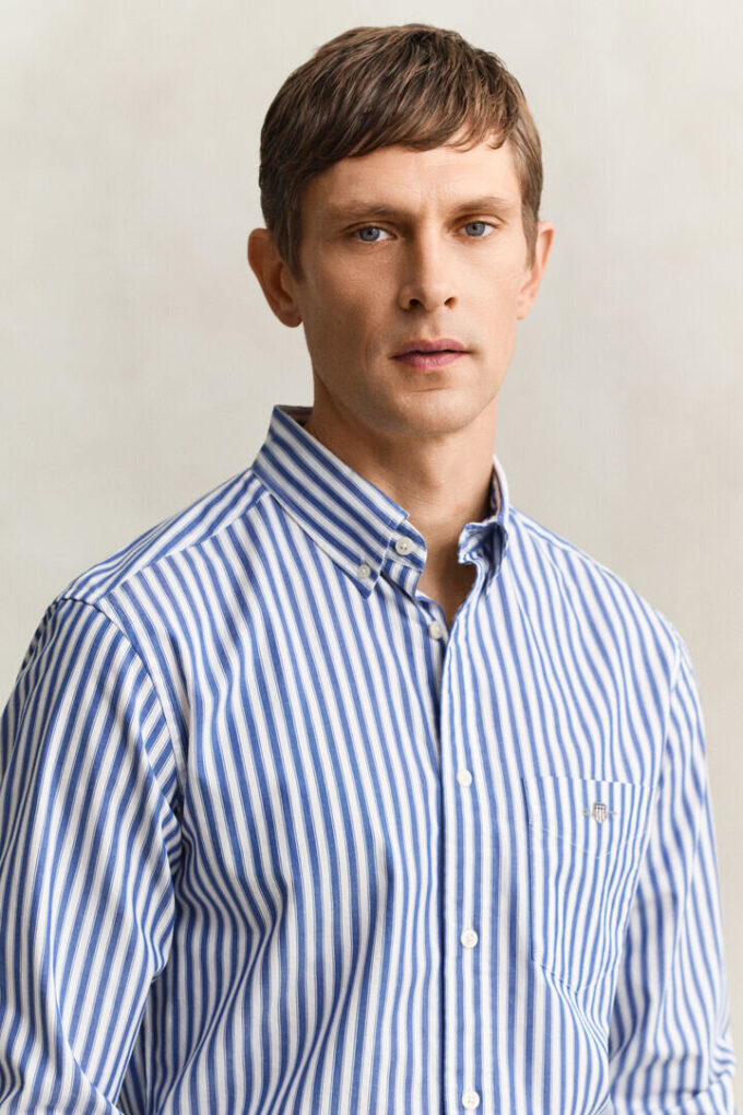 Camisa clássica de popelina às riscas