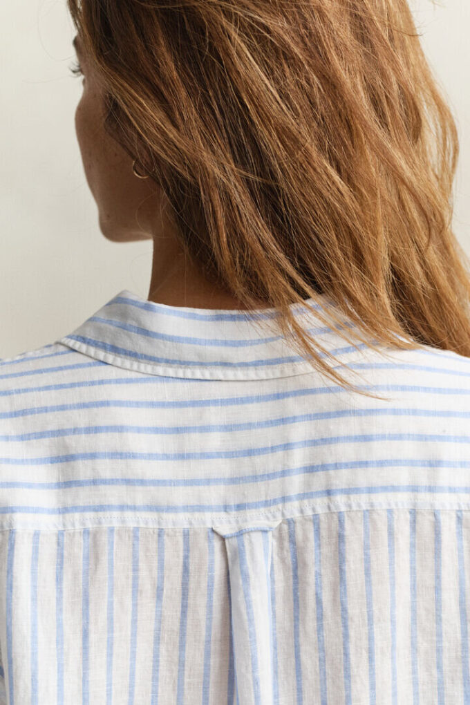 Camisa de linho às riscas com corte descontraído