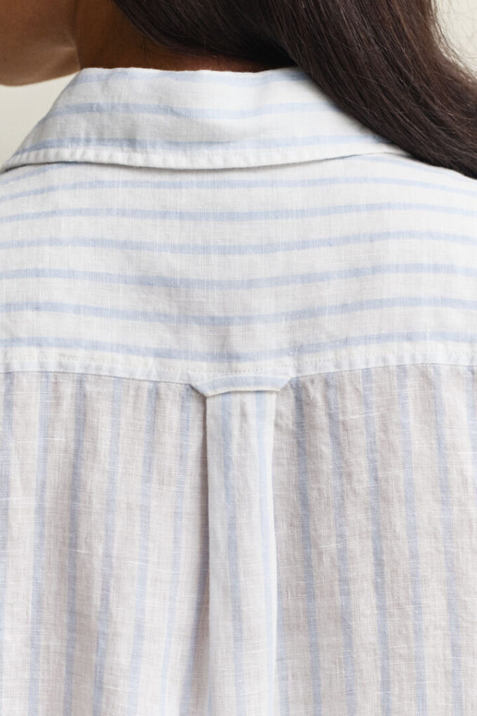 Camisa de linho às riscas com corte descontraído
