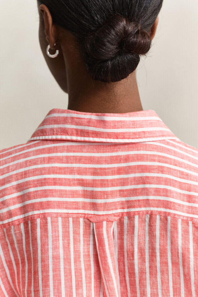 Camisa de linho às riscas com corte descontraído