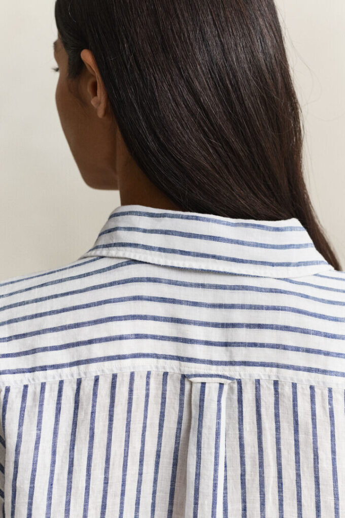 Camisa de linho às riscas com corte descontraído