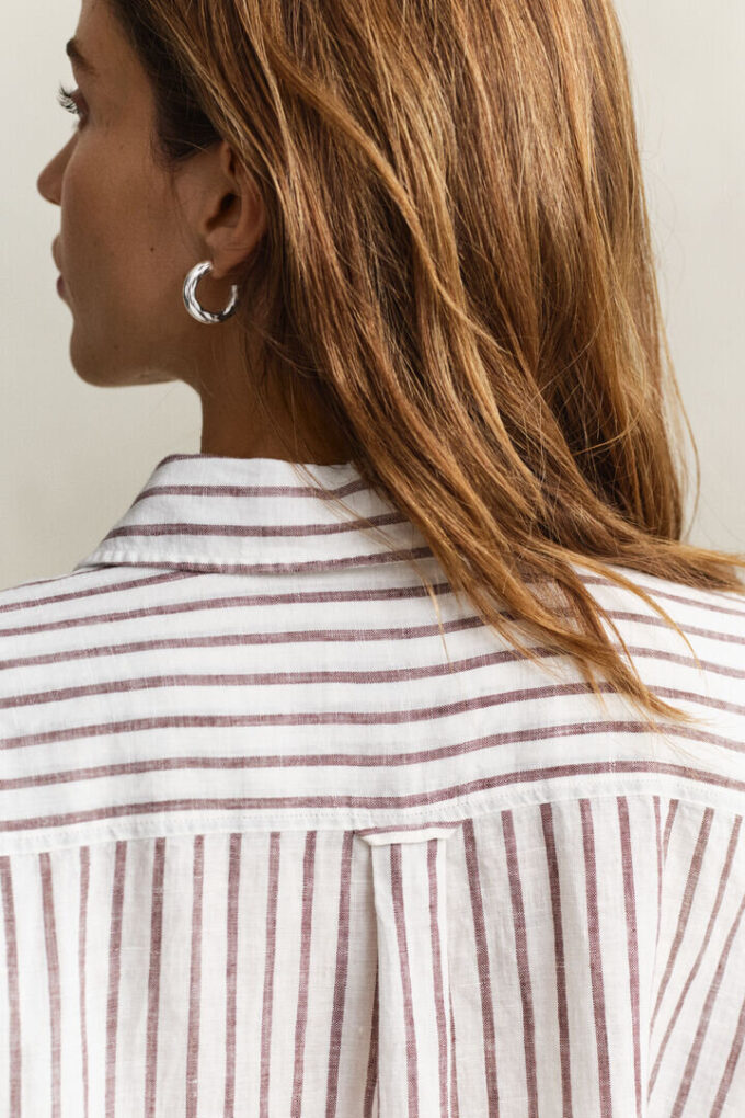 Camisa de linho às riscas com corte descontraído