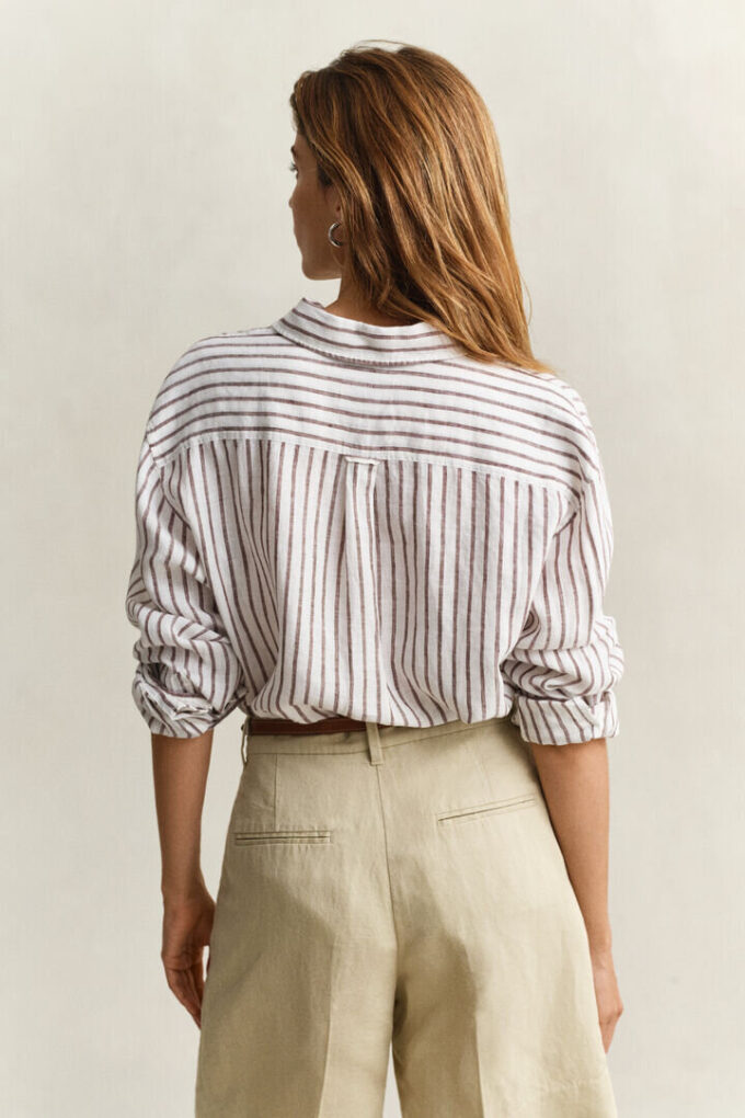 Camisa de linho às riscas com corte descontraído