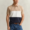 Camisa polo cortada e costurada