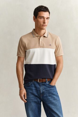 Camisa polo cortada e costurada
