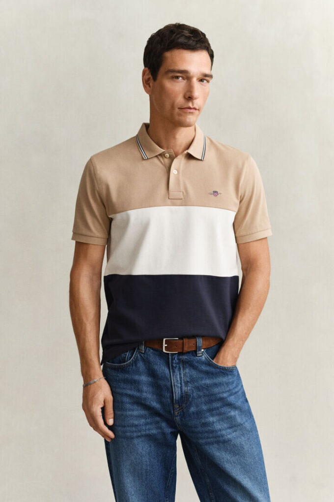 Camisa polo cortada e costurada