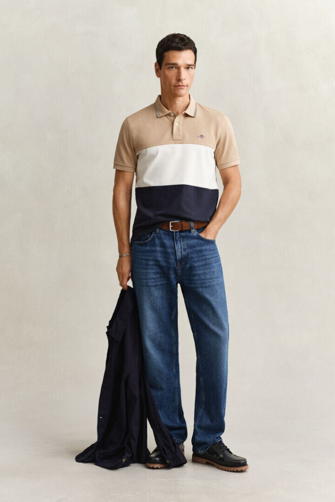 Camisa polo cortada e costurada