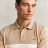 Camisa polo cortada e costurada