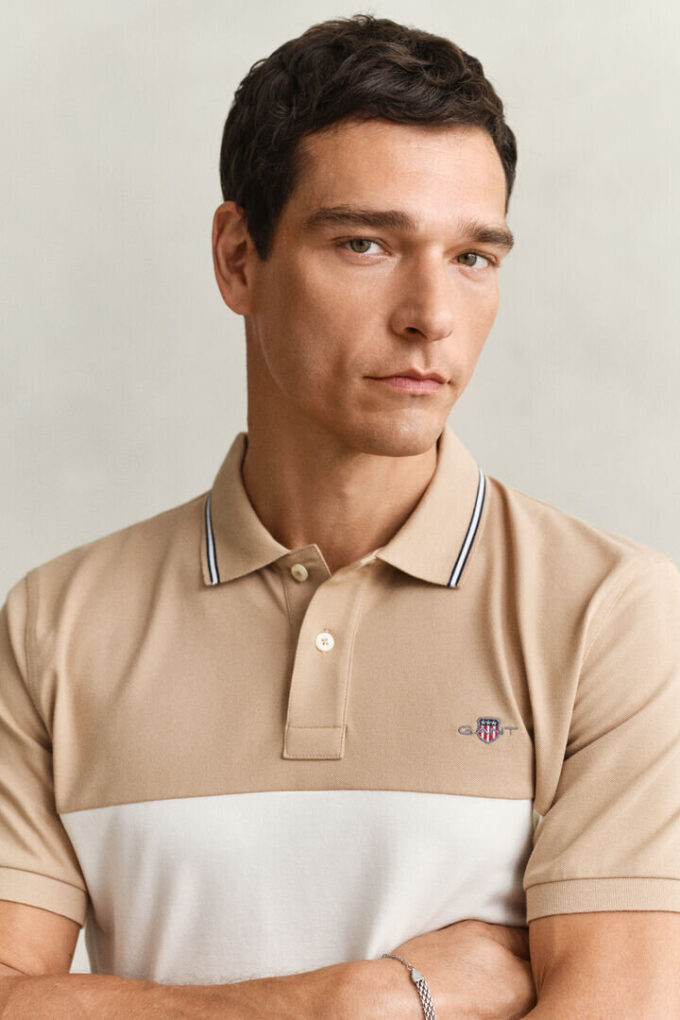 Camisa polo cortada e costurada