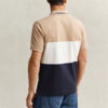 Camisa polo cortada e costurada