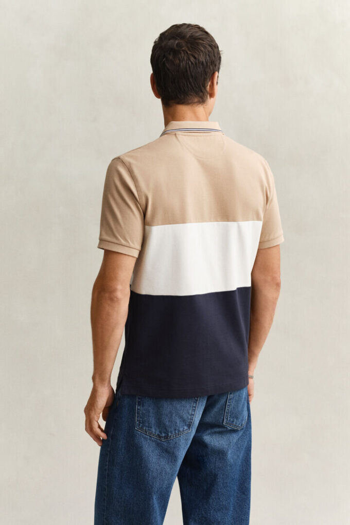 Camisa polo cortada e costurada