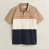 Camisa polo cortada e costurada