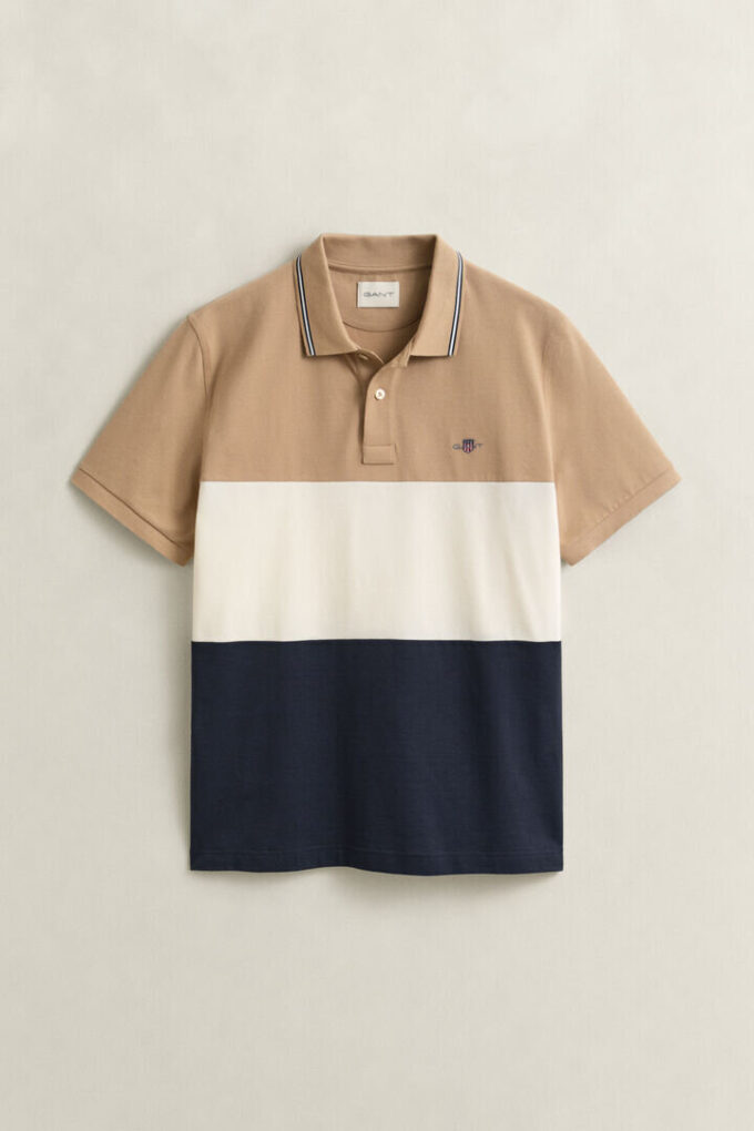 Camisa polo cortada e costurada