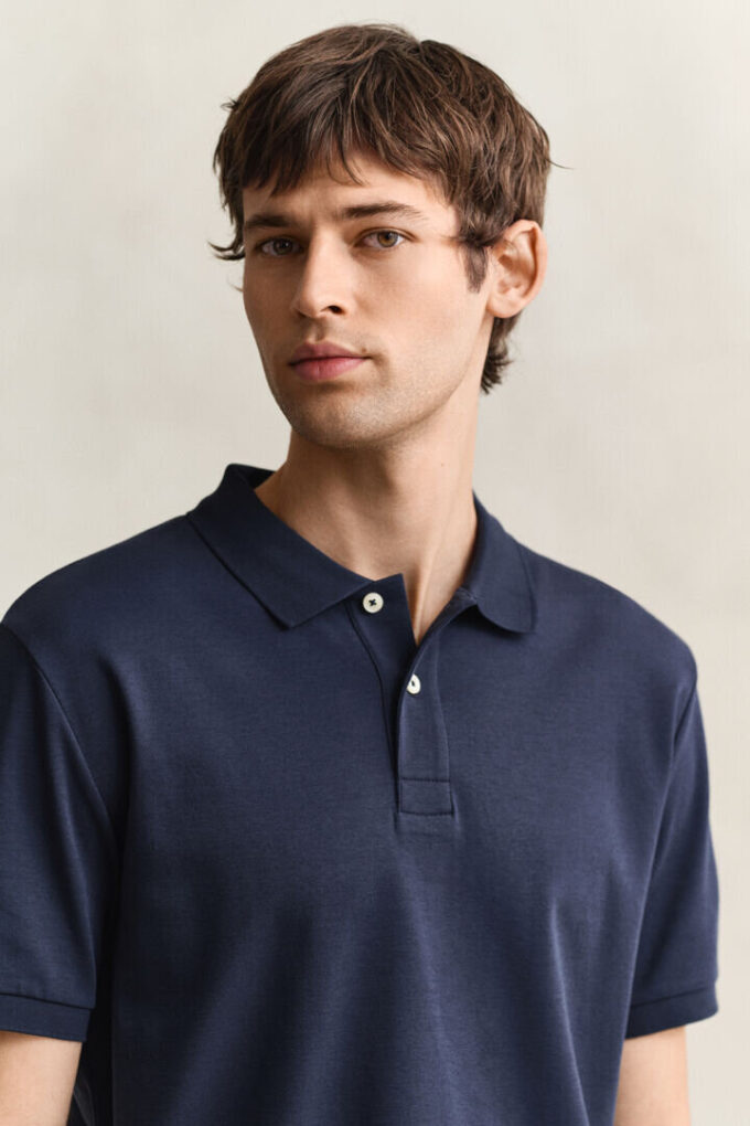 Camisa polo em malha interlock