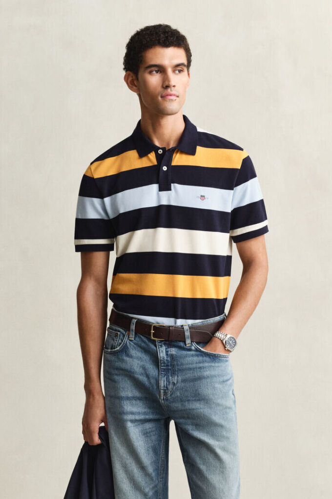 Camisa polo às riscas