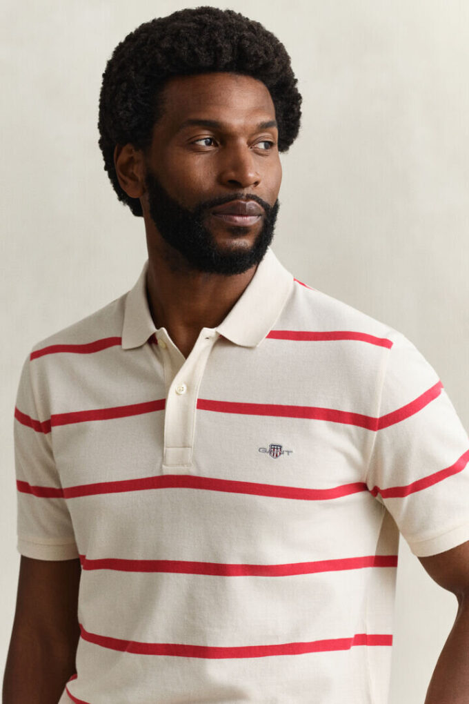 Camisa polo às riscas
