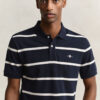 Camisa polo às riscas
