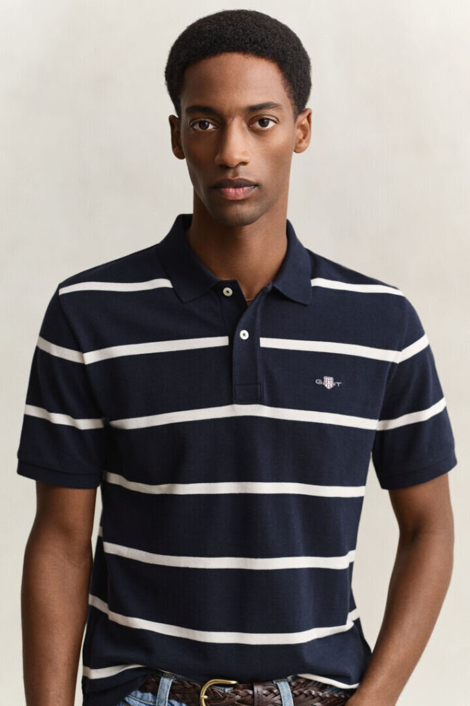 Camisa polo às riscas