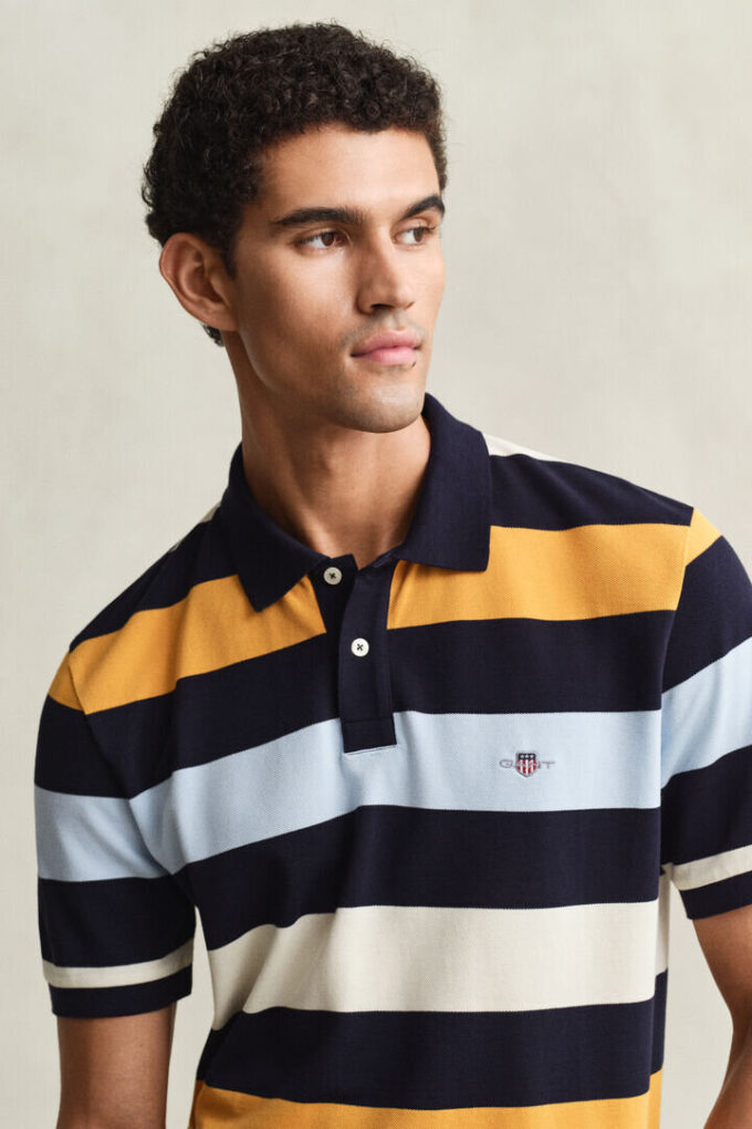 Camisa polo às riscas