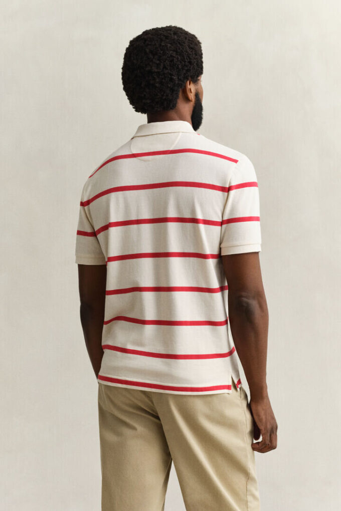 Camisa polo às riscas