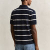 Camisa polo às riscas