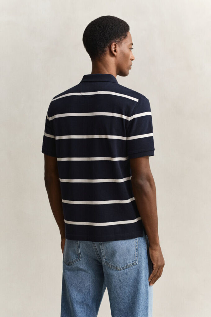 Camisa polo às riscas