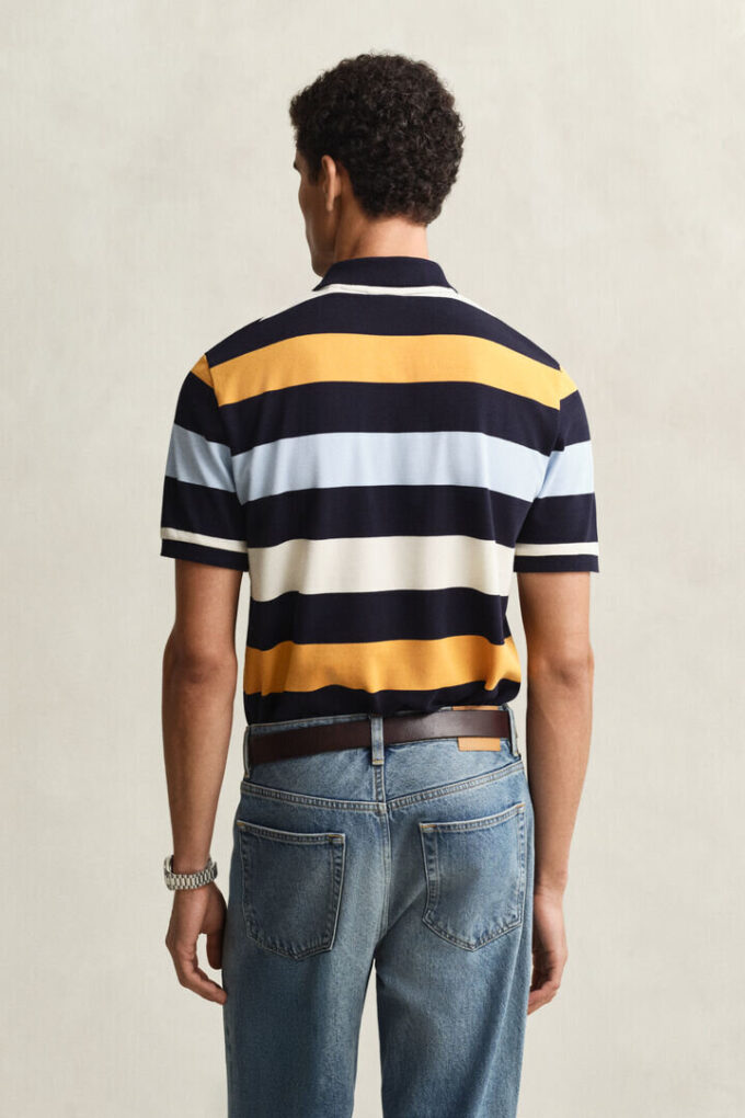 Camisa polo às riscas