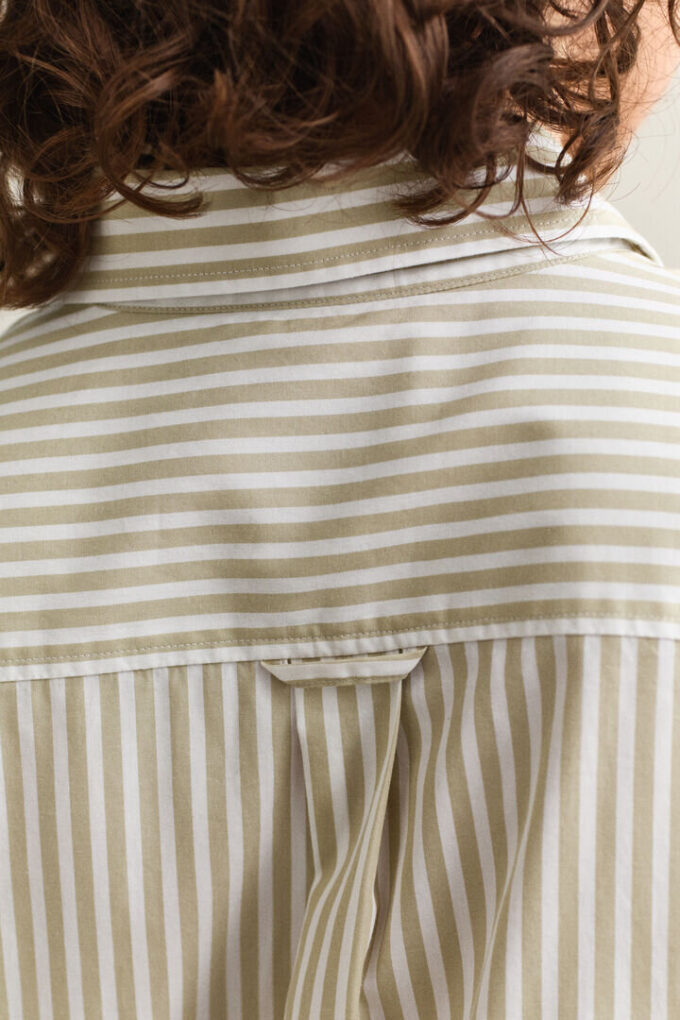 Camisas clássicas de popeline às riscas com corte regular
