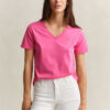 Camisas com decote em V e escudo