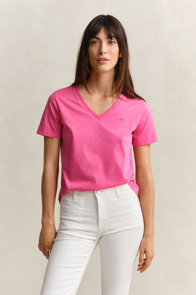 Camisas com decote em V e escudo