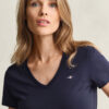 Camisas com decote em V e escudo