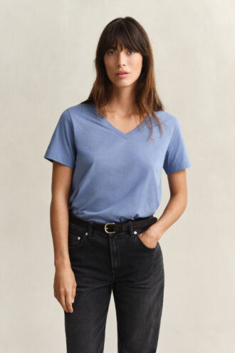 Camisas com decote em V e escudo