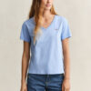 Camisas com decote em V e escudo
