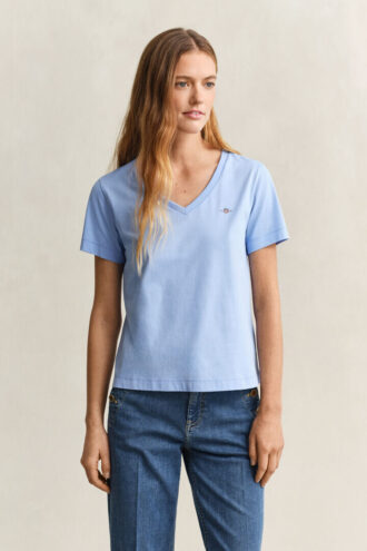 Camisas com decote em V e escudo