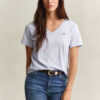Camisas com decote em V e escudo